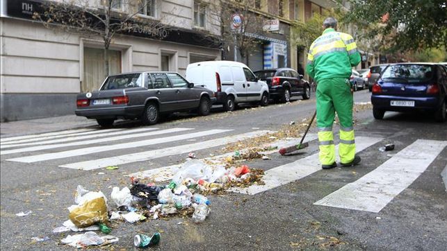 empleados-limpieza-Madrid-vuelven-trabajo_EDIIMA20131118_0117_13